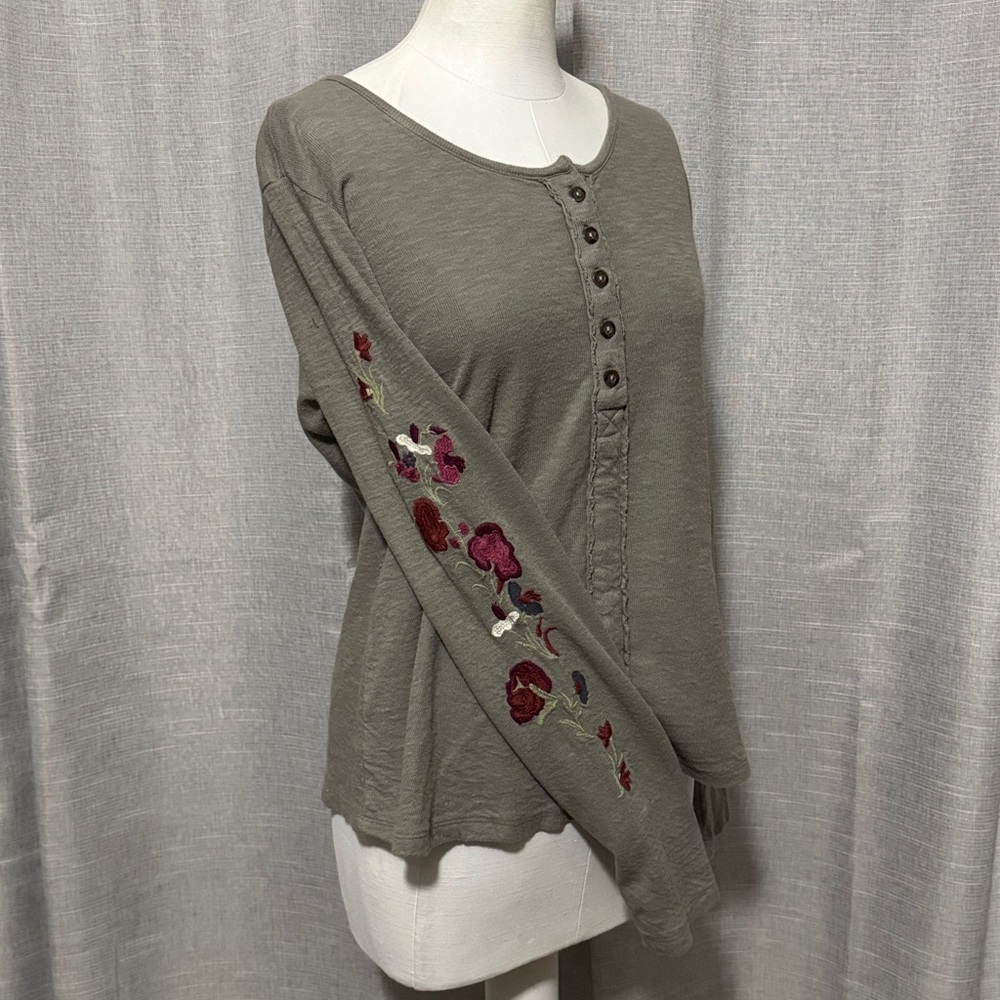 Sundance “Aventura” brand Top-Sz M-Cotton Embroidered Sleeve 5 Button-Gray-GUC